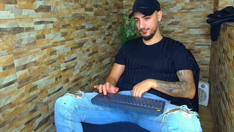 Snapshot of andrewbanner chatting on December 17, 2024, 4:45 am MasterRomania online show from December 17, 2024, 4:45 am