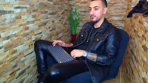 Snapshot of andrewbanner chatting on December 17, 2024, 7:50 am MasterRomania online show from December 17, 2024, 7:50 am