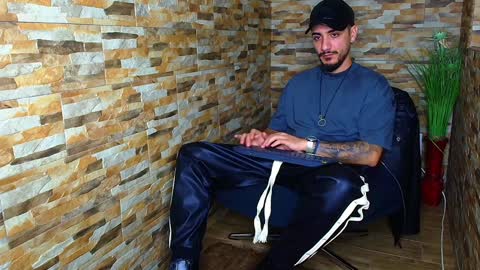 Snapshot of andrewbanner chatting on December 22, 2024, 4:17 am MasterRomania online show from December 22, 2024, 4:17 am