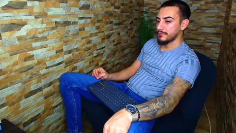 Snapshot of andrewbanner chatting on January 11, 2025, 8:11 am MasterRomania online show from January 11, 2025, 8:11 am