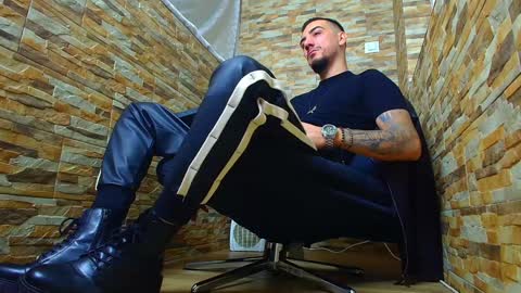 Snapshot of andrewbanner chatting on January 18, 2025, 4:59 am MasterRomania online show from January 18, 2025, 4:59 am