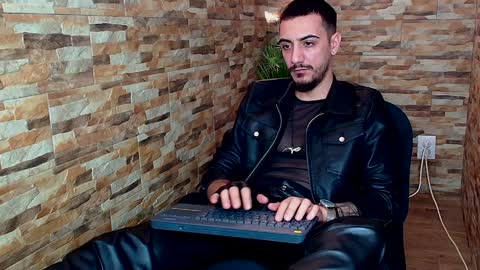 Snapshot of andrewbanner chatting on January 28, 2025, 7:43 am MasterRomania online show from January 28, 2025, 7:43 am