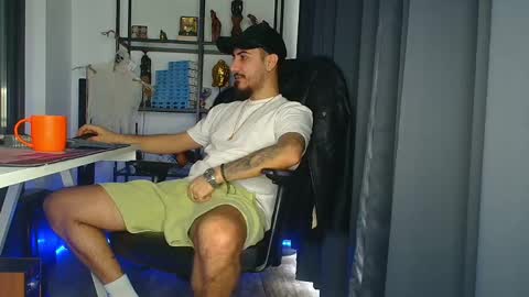 Snapshot of andrewbanner chatting on February 14, 2025, 6:45 am MasterRomania online show from February 14, 2025, 6:45 am