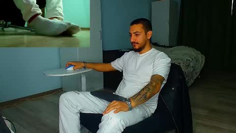 Snapshot of andrewbanner chatting on November 3, 2025, 6:03 am MasterRomania online show from November 3, 2025, 6:03 am