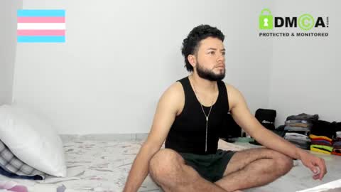 Snapshot of androgynous_love chatting on January 22, 2025, 10:29 am hugeclit online show from January 22, 2025, 10:29 am