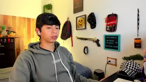 Snapshot of andy_guez_11 chatting on February 24, 2025, 10:04 am andy_guez_11 online show from February 24, 2025, 10:04 am