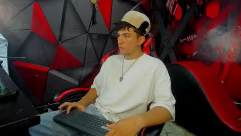 Snapshot of angel_latinboy23 chatting on November 23, 2025, 9:25 pm Angel online show from November 23, 2025, 9:25 pm