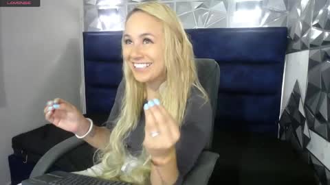 Snapshot of angel_white25 chatting on April 16, 2026, 3:57 pm Angel online show from April 16, 2026, 3:57 pm