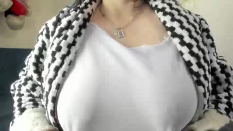 Angela online show from November 10, 2025, 2:10 am