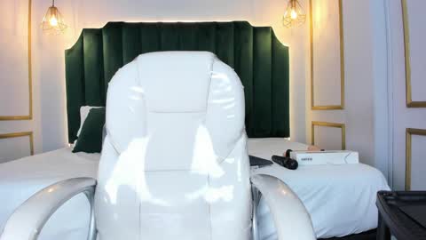 Snapshot of angelaluxi chatting on December 23, 2024, 3:01 pm Angela online show from December 23, 2024, 3:01 pm