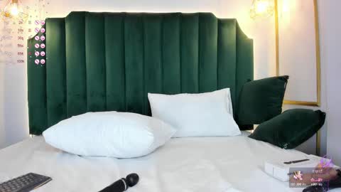 Snapshot of angelaluxi chatting on February 12, 2025, 8:29 pm Angela online show from February 12, 2025, 8:29 pm