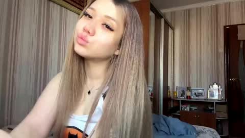Snapshot of angelaribero chatting on April 18, 2026, 5:22 am Angel online show from April 18, 2026, 5:22 am