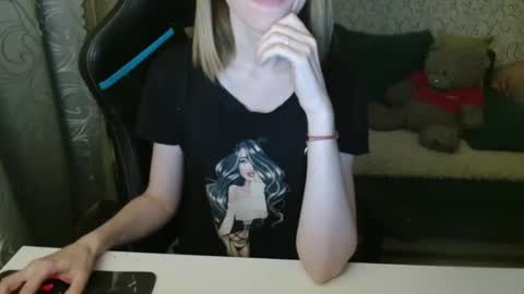 Snapshot of angelcute32 chatting on November 19, 2025, 3:23 pm AngelCute32 online show from November 19, 2025, 3:23 pm