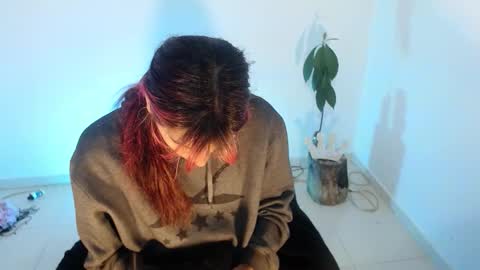 angele online show from November 21, 2025, 7:23 pm