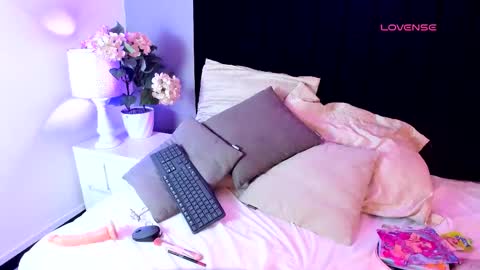 Snapshot of angeliique_ chatting on October 29, 2025, 8:43 pm Angelique online show from October 29, 2025, 8:43 pm