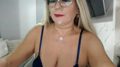 angelinna_12 online show from August 5, 2026, 4:04 am