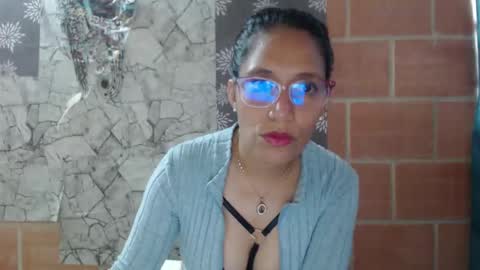Snapshot of angelitaa_hot chatting on February 17, 2025, 1:10 pm angela online show from February 17, 2025, 1:10 pm