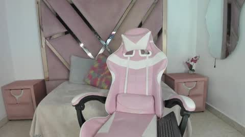angell_petite01 online show from May 6, 2026, 9:31 pm