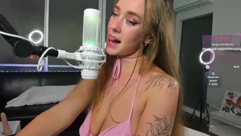 Snapshot of angelpaull chatting on December 11, 2024, 11:43 pm Angel online show from December 11, 2024, 11:43 pm