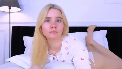 AnnaBelle online show from November 8, 2025, 8:14 am