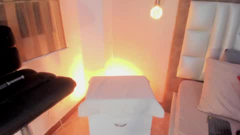 AnnaBrooks online show from April 21, 2026, 2:51 am