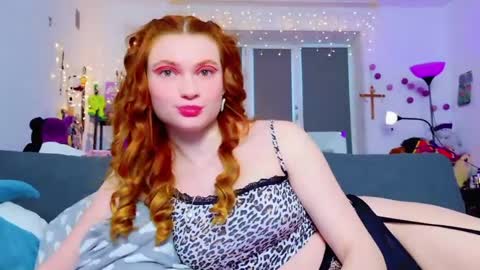 Snapshot of annakeenon chatting on April 18, 2026, 5:44 am Anna online show from April 18, 2026, 5:44 am