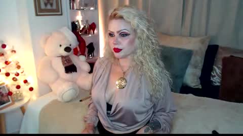 Snapshot of annarouge_ chatting on November 19, 2025, 2:11 am Lady Rouge online show from November 19, 2025, 2:11 am