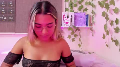 Snapshot of annebull_ chatting on February 19, 2025, 12:03 am Anne online show from February 19, 2025, 12:03 am