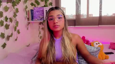 Snapshot of annebull_ chatting on February 19, 2025, 9:58 pm Anne online show from February 19, 2025, 9:58 pm