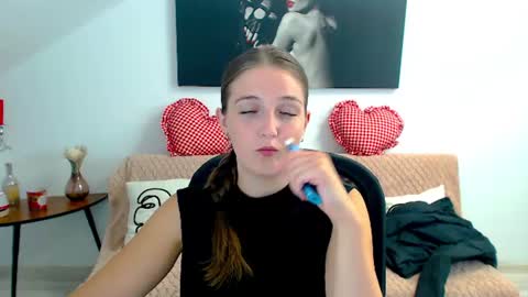 Snapshot of annewilsonn chatting on July 21, 2026, 9:33 am annewilsonn online show from July 21, 2026, 9:33 am