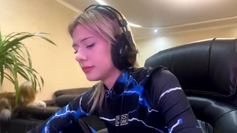 annie1fuc4 online show from March 18, 2026, 4:10 pm