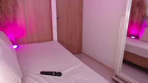 annie_20_ online show from April 17, 2026, 3:59 pm