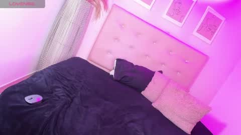 annie_dolce_ online show from April 15, 2026, 10:43 pm