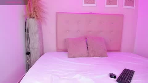 annie_dolce_ online show from July 1, 2026, 1:24 pm