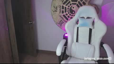 JEANNE no olvides seguirme dont forget follow me  uu online show from February 22, 2025, 4:40 am