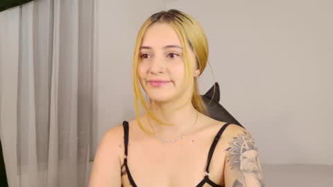 Snapshot of anniemora_ chatting on June 25, 2026, 2:11 am Annie online show from June 25, 2026, 2:11 am