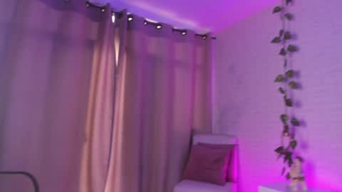 Snapshot of anniie_and_alex chatting on December 6, 2024, 12:49 pm Annie Alex online show from December 6, 2024, 12:49 pm