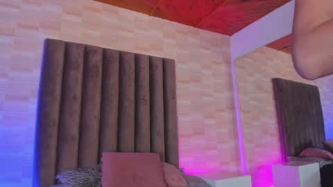 Snapshot of anniie_and_alex chatting on December 20, 2024, 6:13 pm Annie Alex online show from December 20, 2024, 6:13 pm