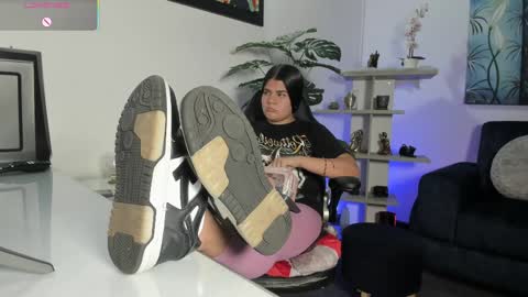 Snapshot of antonelamiss chatting on April 1, 2026, 7:44 pm online show from April 1, 2026, 7:44 pm