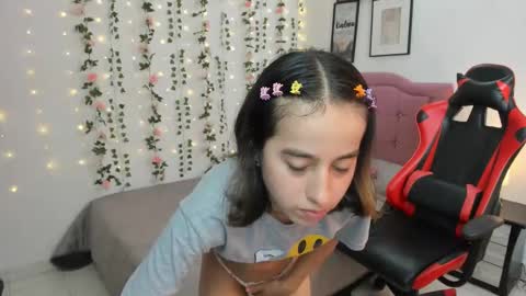 Snapshot of antonella_heinz_ chatting on December 10, 2024, 6:06 pm Antonella online show from December 10, 2024, 6:06 pm