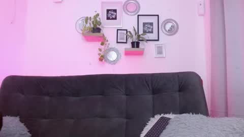 Snapshot of antonella_n_brian chatting on October 5, 2025, 6:28 pm Antonella y Brian online show from October 5, 2025, 6:28 pm