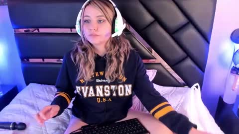 Snapshot of antonellalove_ chatting on December 17, 2024, 11:16 pm My name is Andrea thumb up me please its important online show from December 17, 2024, 11:16 pm