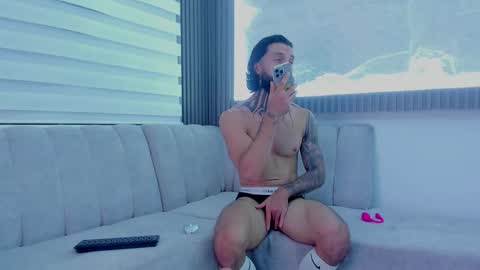 Snapshot of apolo_bianco_ chatting on October 18, 2025, 5:32 am APOLO online show from October 18, 2025, 5:32 am