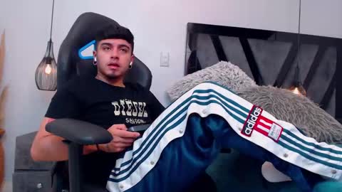 Snapshot of apolo_lopez chatting on October 17, 2025, 4:20 pm Apolo online show from October 17, 2025, 4:20 pm