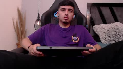 Snapshot of apolo_lopez chatting on October 18, 2025, 3:57 pm Apolo online show from October 18, 2025, 3:57 pm