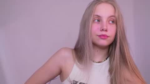 Snapshot of appr0ved chatting on March 6, 2025, 3:35 pm REYNA my friend online show from March 6, 2025, 3:35 pm