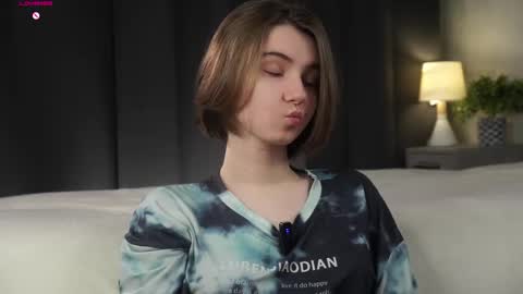 Snapshot of approche_toi_petite chatting on February 18, 2026, 1:18 pm Meghan online show from February 18, 2026, 1:18 pm