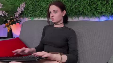 Snapshot of aprilavery chatting on March 5, 2025, 10:32 pm April online show from March 5, 2025, 10:32 pm