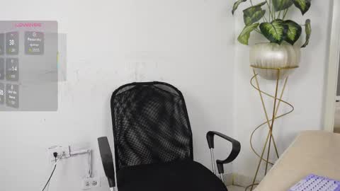 Snapshot of aradia_01 chatting on September 20, 2025, 5:08 am online show from September 20, 2025, 5:08 am