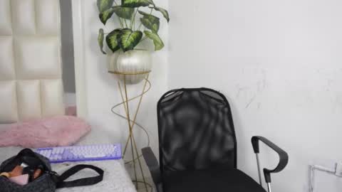 Snapshot of aradia_01 chatting on September 24, 2025, 5:11 am online show from September 24, 2025, 5:11 am